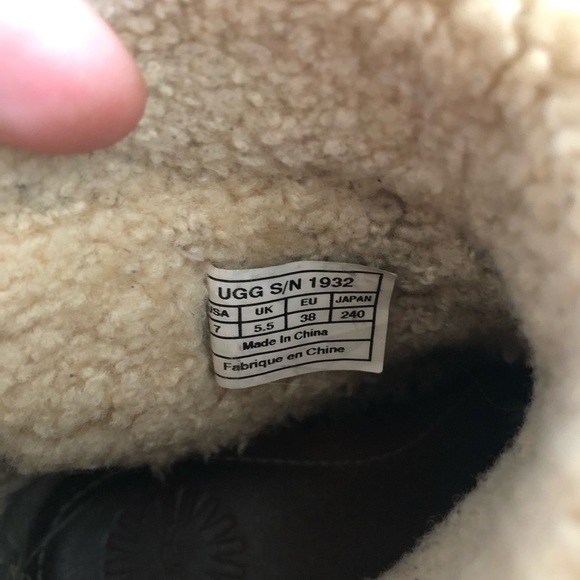 UGG  Lined Winter Boots - Picture 12 of 12